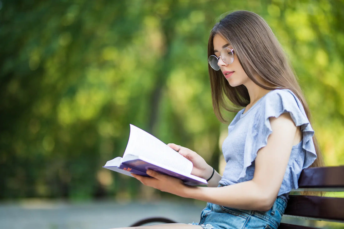 Mujer usando lentes para leer